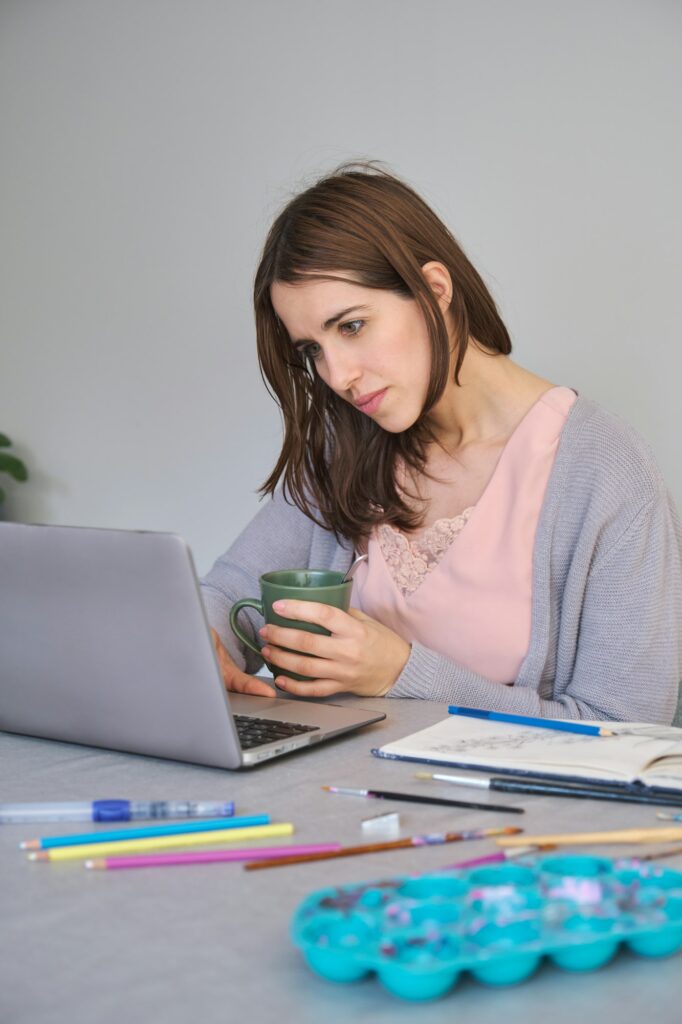 Artist and entrepreneur woman working in a laptop.